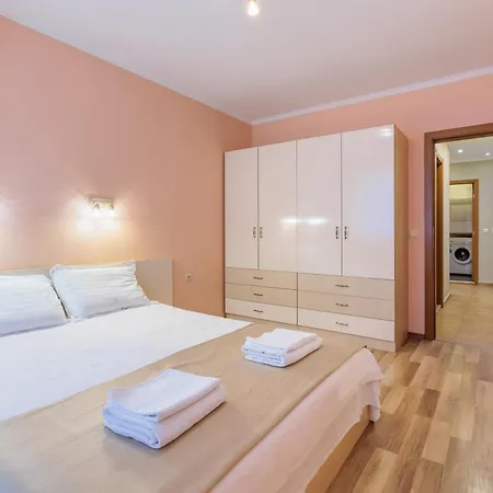 Demira Μπουργκάς